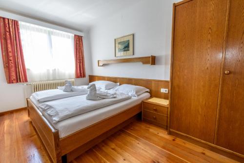 恩斯河谷艾根的住宿－普特里斯霍夫旅館，一间卧室设有一张床和一个大窗户