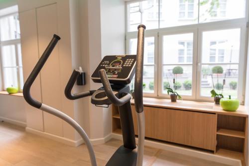 Fitness centrum a/nebo fitness zařízení v ubytování Hotel Le Dixseptième