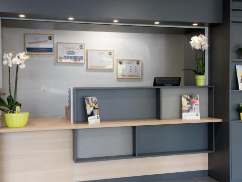 Ο χώρος του λόμπι ή της ρεσεψιόν στο B&B HOTEL Saint-Quentin