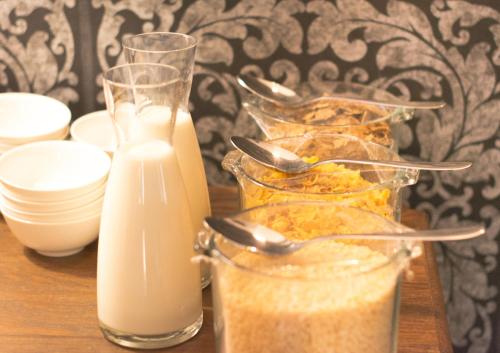 プレトリアにあるBlue Diamond Boutique Hotelの乳スプーン三容器付テーブル