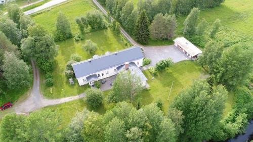 - une vue aérienne sur une grande maison blanche avec un garage dans l'établissement Utajärven Pappila Olden Vicarage, à Utajärvi