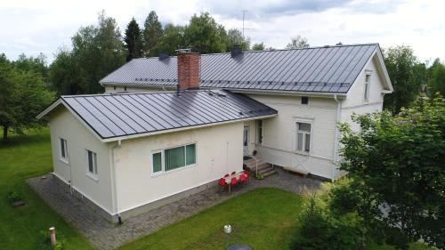 une vue aérienne sur une maison blanche avec un toit dans l'établissement Utajärven Pappila Olden Vicarage, à Utajärvi