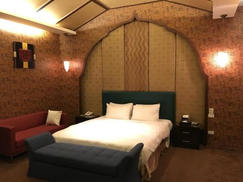 Tempat tidur dalam kamar di Her Home Spa Motel Douliu