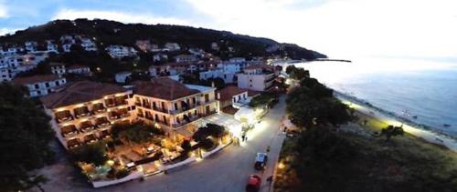 - une vue aérienne sur un bâtiment sur la plage dans l'établissement Zefiros, à Agios Ioannis