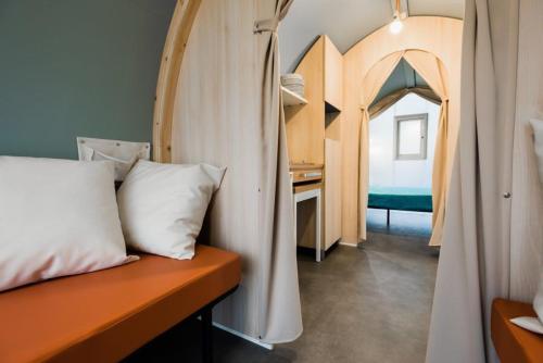 En eller flere senge i et værelse på O2 Camping