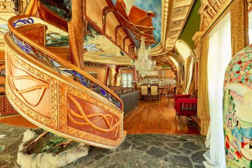 a train room with aasteryasteryasteryasteryasteryasteryasteryasteryasteryasteryastery at Dali Apartments in Skopje
