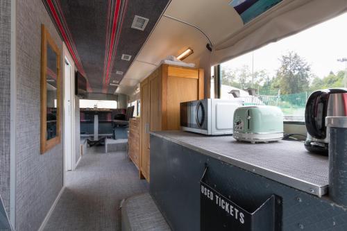 uma cozinha num trailer com um micro-ondas no balcão em Bed In Bus em Belluno