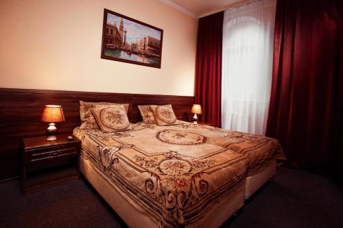 1 dormitorio con 1 cama y una ventana con cortinas rojas en Pansionat Mechta, en Kislovodsk