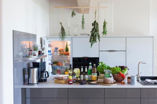 una barra de cocina con comida y bebidas. en Landhaus 3 Birken, en Landkern