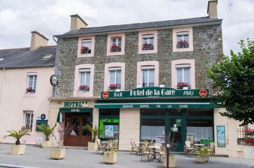 un edificio con un letrero para un hotel y una cafetería en Hotel de la Gare en Dol-de-Bretagne