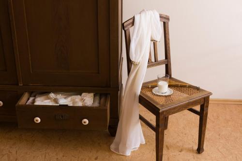 una silla de madera junto a un tocador con un cajón en Landhaus 3 Birken, en Landkern