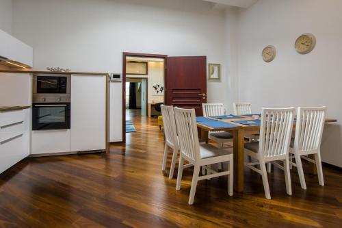 a kitchen and dining room with a table and chairs at Apart Madryt in Tarnobrzeg