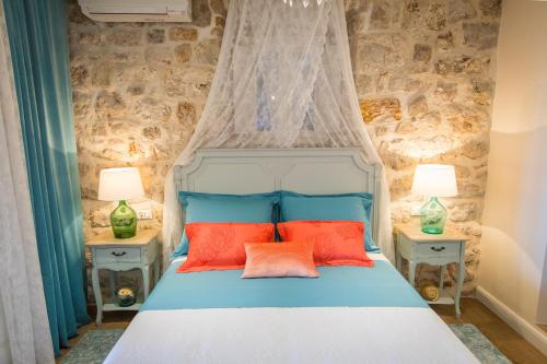 1 dormitorio con 1 cama azul y 2 lámparas en Villa Ani apartment Aquamarine, en Dubrovnik