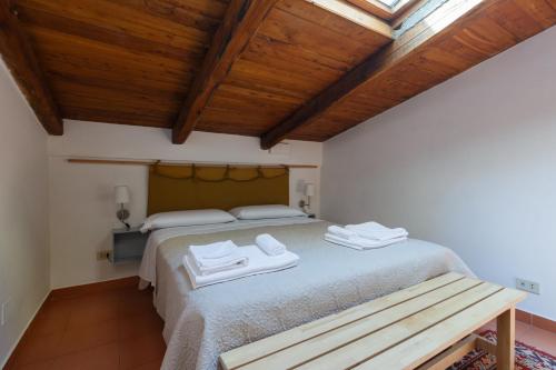 een slaapkamer met een groot bed en houten plafonds bij Cozy Apartment by the Vatican in Rome