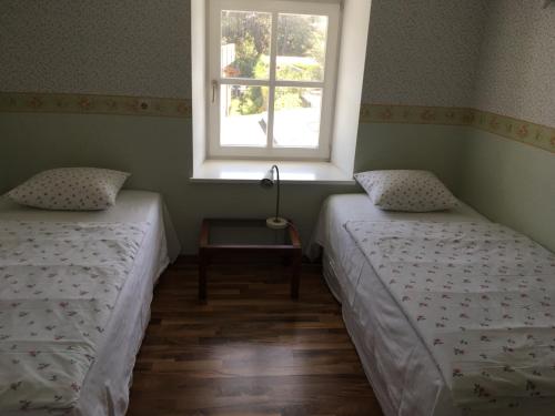 2 camas en una habitación con ventana en Alte Donau, en Viena