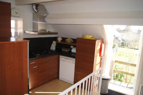 Dapur atau dapur kecil di Bij Ons Achter