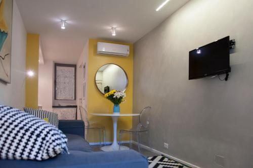 salon z niebieską kanapą i lustrem w obiekcie Secret Rhome Loft w Rzymie