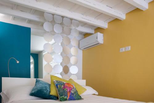 a room with a bed and a white wall at Secret Rhome Loft in Rome