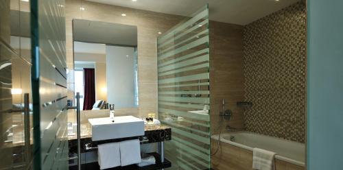 Koupelna v ubytování Pullman Kinshasa Grand Hotel