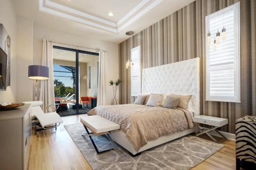 een slaapkamer met een kingsize bed en een woonkamer bij Villa Capricorn in Cape Coral