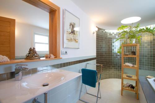 A bathroom at Villa Luna Mar