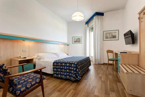 a hotel room with a bed and a tv at Hotel Las Vegas in Lido di Jesolo