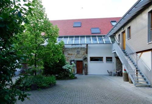 un bâtiment avec un escalier à côté d'une maison dans l'établissement Gaestehaus Herzig, à Oberrimsingen