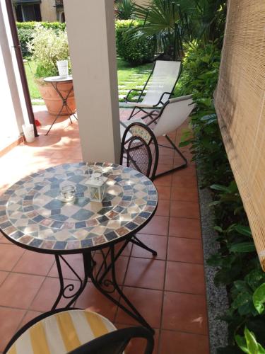 einen Tisch und Stühle auf einer Terrasse in der Unterkunft Casa Maria Teresa in Cannero Riviera