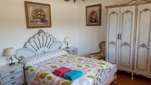 1 dormitorio con 1 cama con 2 toallas en Casa Rural Oscar, en Baiona