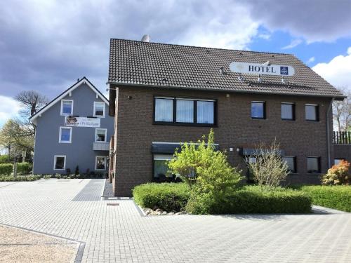 a brick building with a hotel sign on it at Hotel Zum Alten Schlagbaum in Wegberg