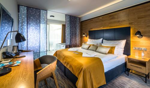 Postel nebo postele na pokoji v ubytování Hotel Galeria Thermal Bešeňová