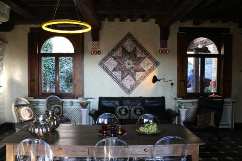 un soggiorno con tavolo e sedie in legno di Trumpet House a Lovanio