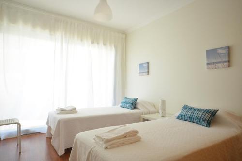 een hotelkamer met twee bedden en een raam bij Millennium Golf Residences in Vilamoura