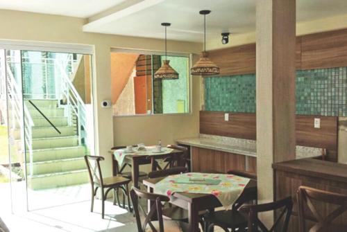 un restaurant avec des tables et des chaises et un escalier dans l'établissement Pousada Musleh, à Rio Grande
