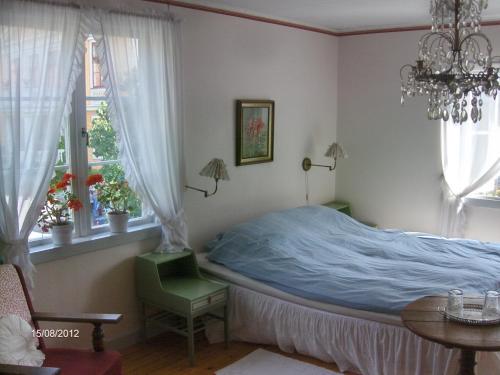 Een bed of bedden in een kamer bij Mälby Säteri B&B