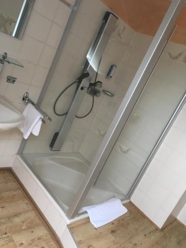 Bilik mandi di Hotel Landgut Jungfleisch