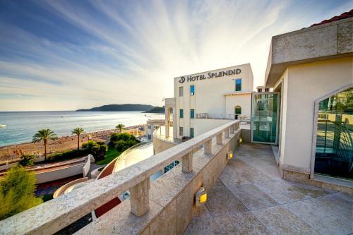 Vom Balkon eines Hotels genießen Sie Meerblick. in der Unterkunft Apartments TQ Splendid in Budva