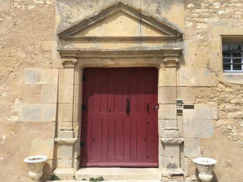 a red door on the side of a building at Château d'Avanton in Avanton