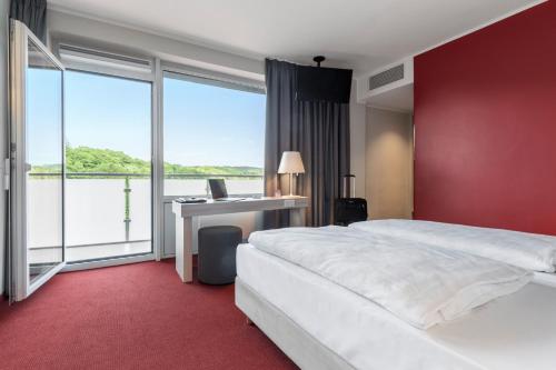 
A bed or beds in a room at Serways Hotel Remscheid
