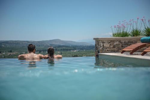 Bazen u objektu Listen to Nature in a Renovated Traditional Hilltop Villa Liodosifis with Heated Pool ili u blizini