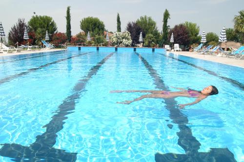 Ein junger Mann, der im Schwimmbad schwimmt. in der Unterkunft Fattoria Paradiso in Bertinoro