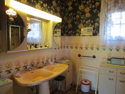 A bathroom at Gite paisible a la Roche
