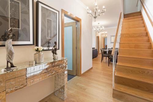 sala de estar con chimenea de ladrillo y escalera en Jasmineiro III by An Island Apart, en Funchal