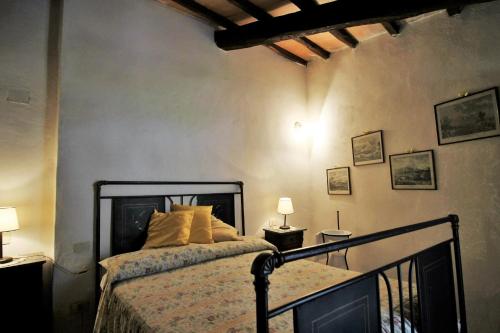 ロッカストラーダにあるHouse Castellana by Holiday Worldのベッドルーム1室(黄色い枕のベッド1台付)