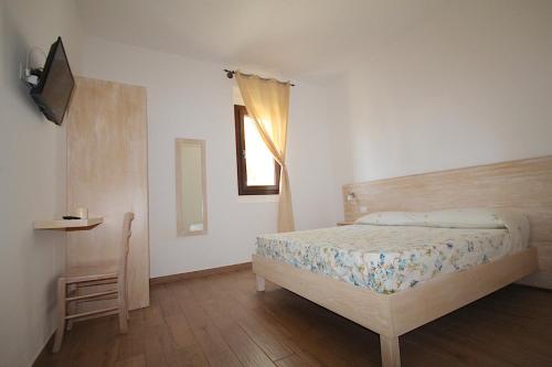 タヴィアーノにあるVilla Padulaのベッドルーム(ベッド1台、テレビ付)