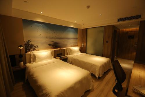 Кровать или кровати в номере Atour Hotel Shuangyong Ave