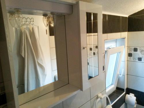 ein Badezimmer mit einem Spiegel und einem Waschbecken in der Unterkunft Apartments Žufić in Štinjan