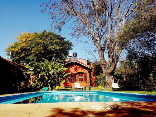 una piscina frente a una casa en Hostel Iguazu Falls en Puerto Iguazú