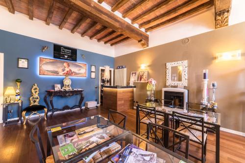 a room with blue walls and wooden ceilings at Domus San Martino GuestHouse in Piacenza