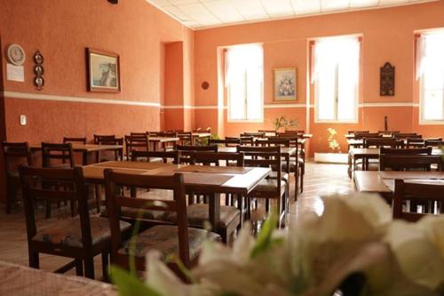 a dining room with tables and chairs and windows at Hotel Carvalho in Bragança Paulista